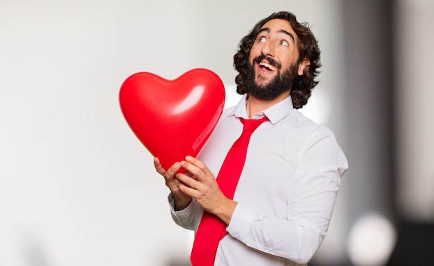 Concepto loco joven del día de tarjeta del día de San Valentín del hombre