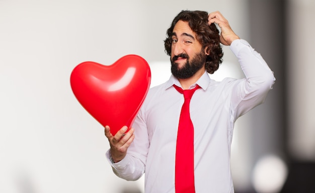 Concepto loco joven del día de tarjeta del día de San Valentín del hombre