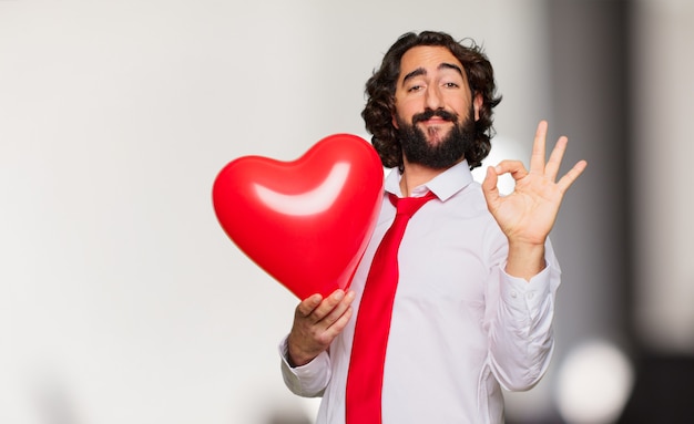 Concepto loco joven del día de tarjeta del día de San Valentín del hombre