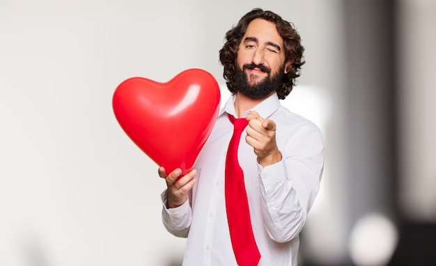 Concepto loco joven del día de tarjeta del día de San Valentín del hombre