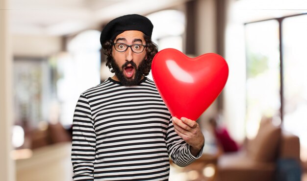 Concepto loco joven del día de tarjeta del día de San Valentín del hombre