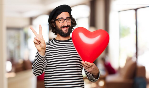 Concepto loco joven del día de tarjeta del día de San Valentín del hombre