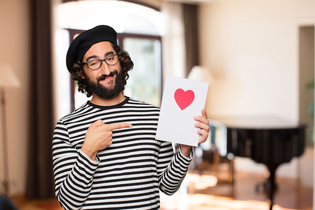 Concepto loco joven del día de tarjeta del día de San Valentín del hombre