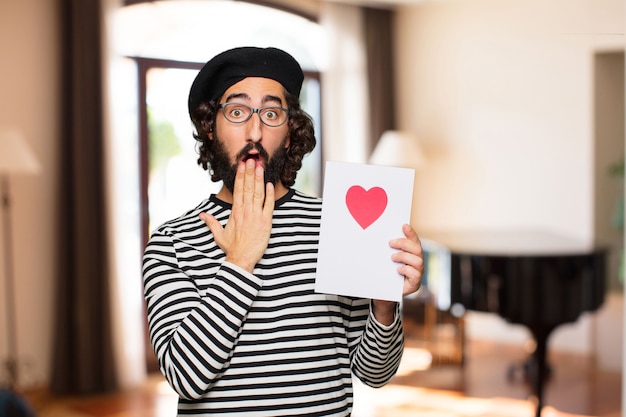 Concepto loco joven del día de tarjeta del día de San Valentín del hombre