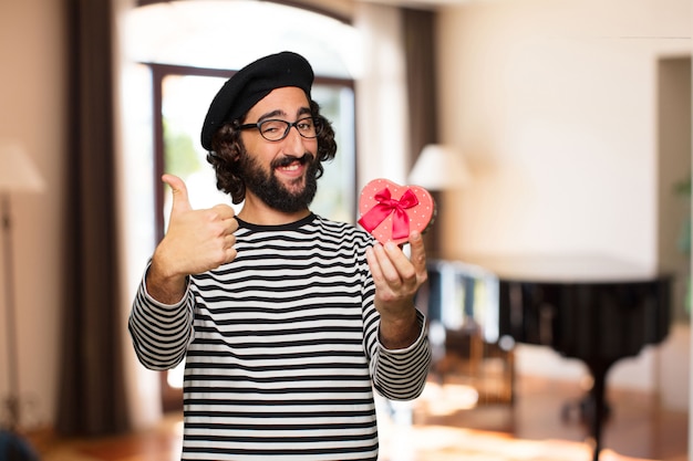 Concepto loco joven del día de tarjeta del día de San Valentín del hombre