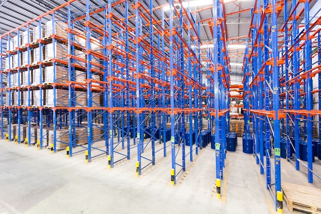 Foto concepto de logística, almacenamiento, envío, industria y fabricación: almacenamiento en estanterías de almacén