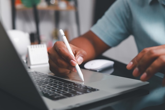 Concepto de lograr objetivos Objetivos de inversión empresarial del empresario a través de una computadora portátil en el escritorio de la oficina