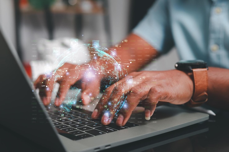 Foto concepto de logro de objetivos empresario que presenta objetivos de inversión empresarial a través de una computadora portátil en el escritorio de la oficina