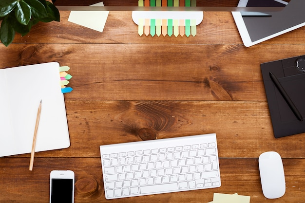 Concepto de lugar de trabajo de diseño creativo moderno, pinturas de computadora en la mesa de madera marrón