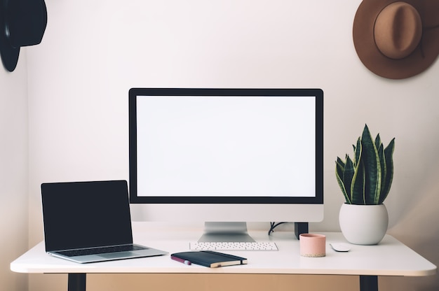 Foto concepto de lugar de trabajo espacio de trabajo elegante con computadora en casa simulacros de computadora con pantalla blanca en blanco