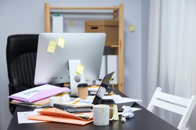 Foto concepto de lugar de trabajo y espacio de trabajo de oficina desordenado