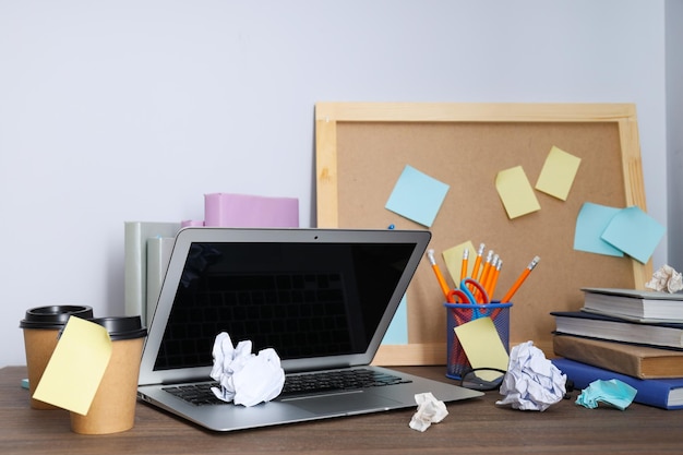 Foto concepto de lugar de trabajo y espacio de trabajo de oficina desordenado