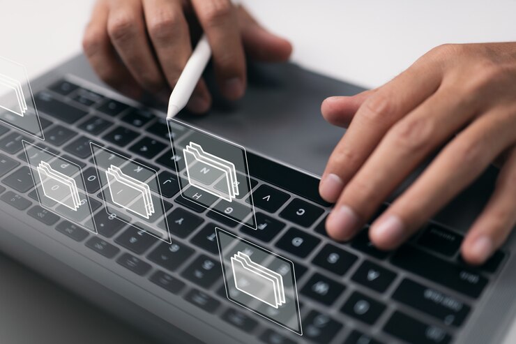 Foto concepto de lugar de trabajo sin papel basado en documentos electrónicos. en una pantalla virtual, un empresario trabaja en un teclado de computadora portátil con iconos de documentos electrónicos.