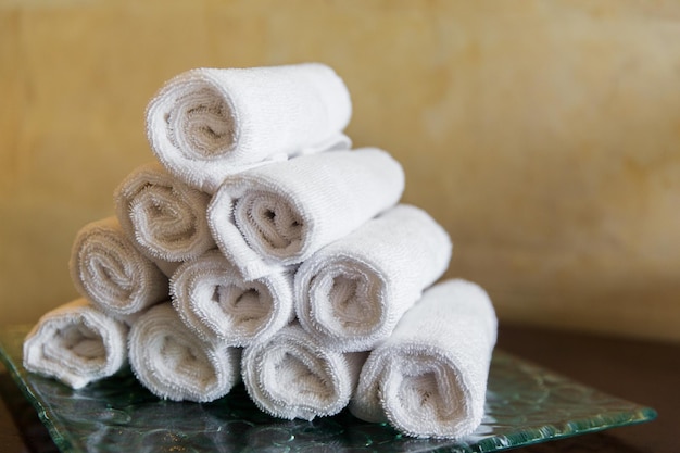 concepto de lujo e higiene - toallas de baño enrolladas en el spa del hotel