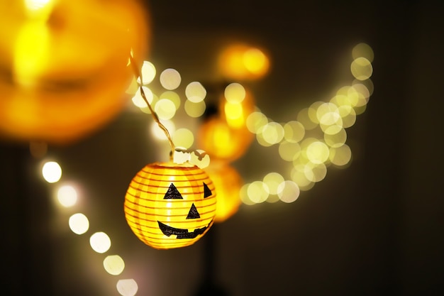 El concepto de luz en la noche de Halloween.Forma de lámpara redonda de calabaza utilizada para decorar con bokeh y espacio para copiar texto.