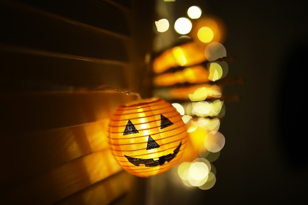 El concepto de luz en la noche de Halloween.Forma de lámpara redonda de calabaza utilizada para decorar con bokeh y espacio para copiar texto.