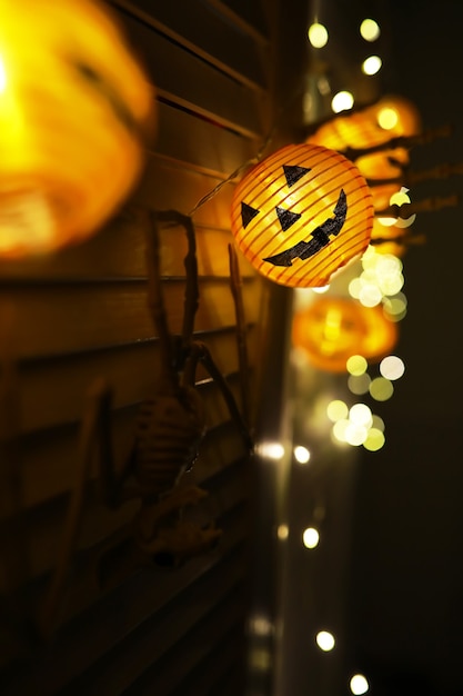 El concepto de luz en la noche de Halloween.Forma de lámpara redonda de calabaza utilizada para decorar con bokeh y espacio para copiar texto.