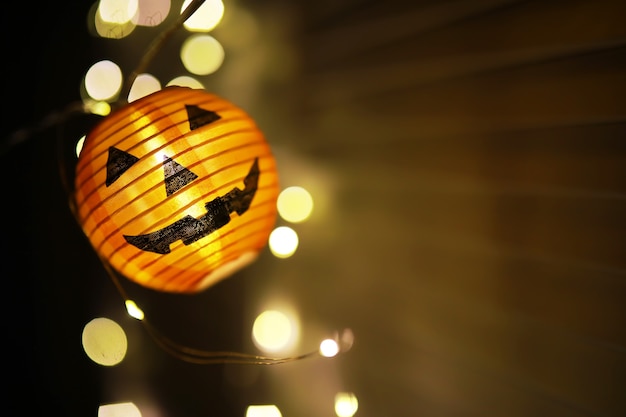 El concepto de luz en la noche de Halloween.Forma de lámpara redonda de calabaza utilizada para decorar con bokeh y espacio para copiar texto.