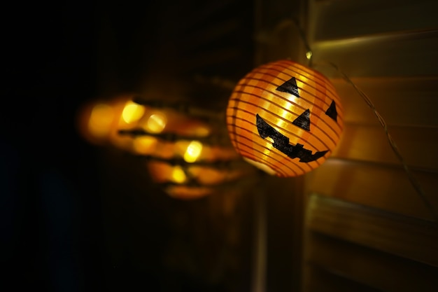 El concepto de luz en la noche de Halloween.Forma de lámpara redonda de calabaza utilizada para decorar con bokeh y espacio para copiar texto.