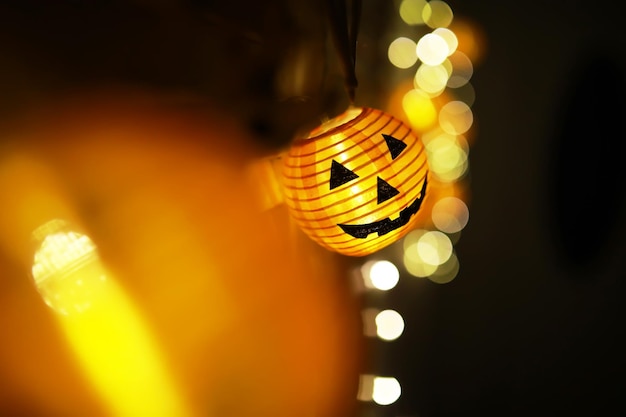 El concepto de luz en la noche HalloweenLámpara redonda forma de calabaza utilizada para decorar con bokeh y copiar espacio para texto