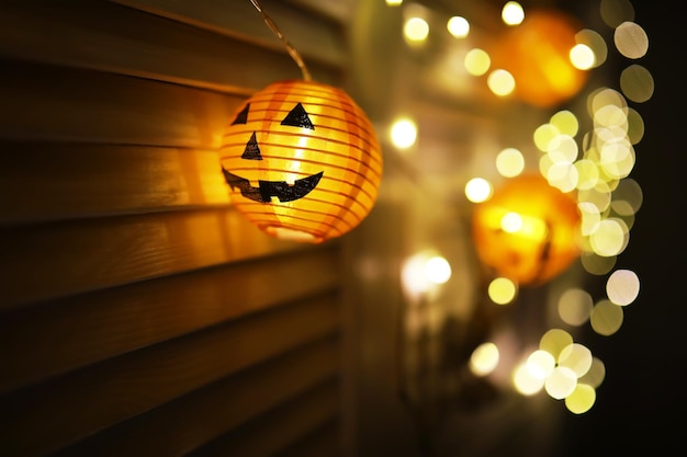El concepto de luz en la noche HalloweenLámpara redonda forma de calabaza utilizada para decorar con bokeh y copiar espacio para texto