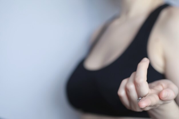 Foto el concepto de mala visión sostenga una lente de contacto y anteojos en la mano