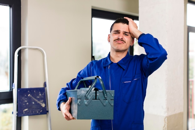 Foto concepto de manitas o ama de llaves de hombre guapo joven en el interior del hogar