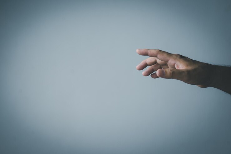 Foto el concepto de la mano del hombre el hombre está extendiendo sus manos a nivel de su pecho adecuado para hacer