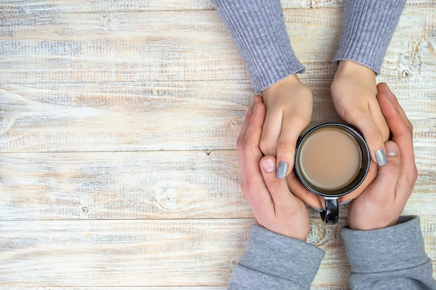 Concepto de manos masculinas y femeninas, amor y café