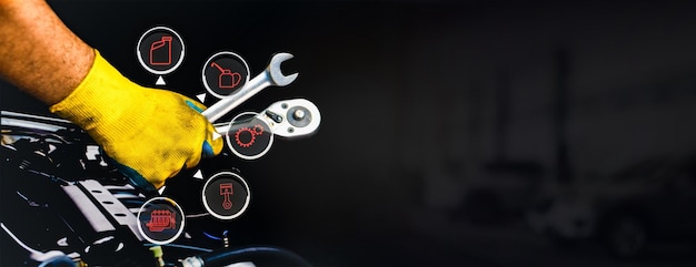 Concepto de mantenimiento y servicio de automóviles Una mano mecánica usando una llave inglesa para arreglar un automóvil
