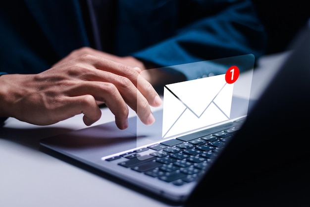 Concepto de marketing por correo electrónico empresario uso de portátil con alerta de notificación de correo electrónico virtual Proyecto de venta directa en el negocio de lista de clientes para correo electrónico