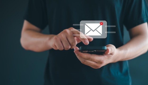 concepto de marketing por correo electrónico enviar correo electrónico o boletín informativo bandeja de entrada recibir mensajes electrónicos alerta tecnología de Internet para comunicación por correo electrónico empresarial y marketing digital