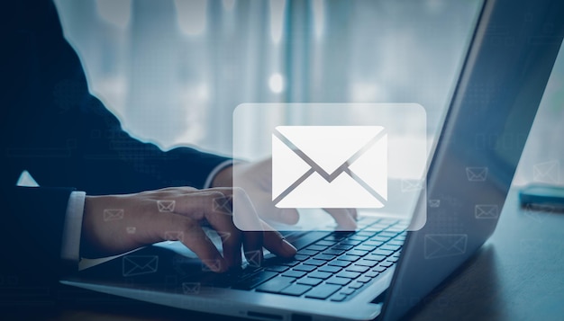 concepto de marketing por correo electrónico enviar correo electrónico o boletín informativo bandeja de entrada recibir mensajes electrónicos alerta tecnología de Internet para comunicación por correo electrónico empresarial y marketing digital