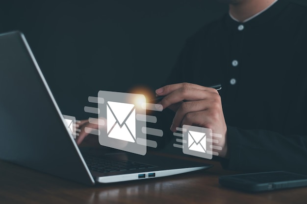 concepto de marketing por correo electrónico enviar correo electrónico o boletín informativo bandeja de entrada recibir mensajes electrónicos alerta tecnología de Internet para comunicación por correo electrónico empresarial y marketing digital