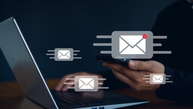 concepto de marketing por correo electrónico enviar correo electrónico o boletín informativo bandeja de entrada recibir mensajes electrónicos alerta tecnología de Internet para comunicación por correo electrónico empresarial y marketing digital