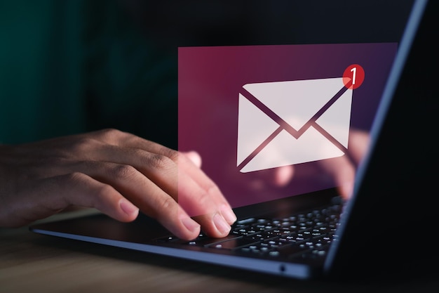 Concepto de marketing por correo electrónico Nueva notificación por correo electrónico en computadoras portátiles Comunicaciones por correo electrónico de negocios y marketing digital