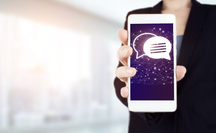Foto concepto de marketing por correo electrónico y sms. asimiento de la mano smartphone blanco con holograma digital correo electrónico y signo de sms en luz de fondo borroso. concepto de correo electrónico empresarial.