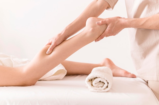 Concepto de masaje relajante de piernas