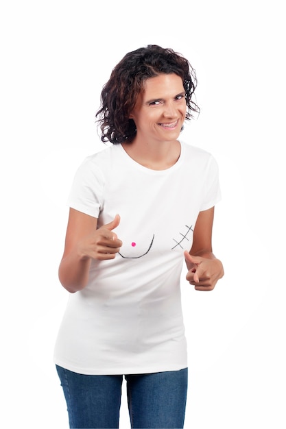 Concepto de mastectomía. Sonriente a mujer joven positiva con camiseta que representa la conciencia del cáncer de mama.