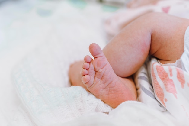 Foto concepto de maternidad e infancia de inocencia de pies recién nacidos