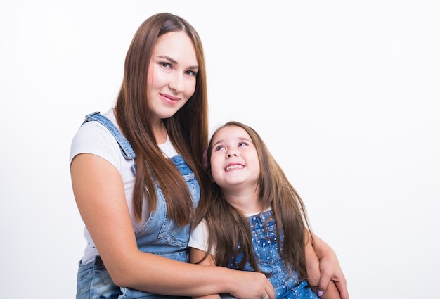 Concepto de maternidad, familia y relación: madre feliz e hija pequeña divirtiéndose