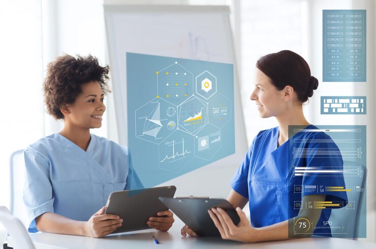 Foto concepto de medicina, atención médica, tecnología y personas: doctoras felices con tableta y portapapeles reunidos en el consultorio médico
