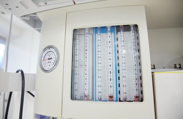 concepto de medicina, atención de la salud, emergencia y equipo médico - máquina de anestesia en la sala de hospital o en el quirófano