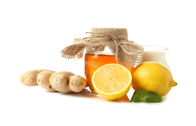 Concepto de medicina natural Leche de miel de jengibre y limón sobre fondo blanco