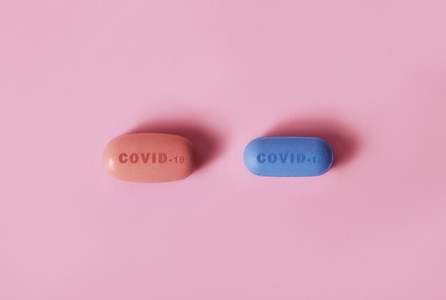 Concepto de medicina y salud. Píldoras de coronavirus covid-19.