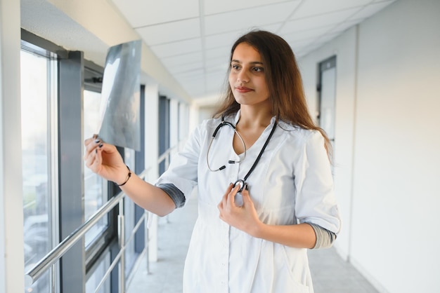 Concepto médico de una hermosa doctora india con abrigo blanco con estetoscopio, de cintura para arriba. Estudiante de medicina.