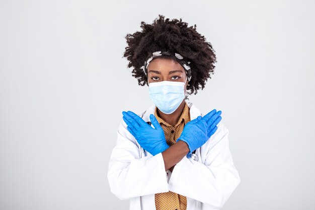 Concepto médico de la joven doctora hermosa en bata blanca