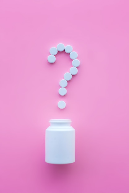 Foto concepto médico píldoras y cápsulas de colores. tema de farmacia, píldoras de cápsulas con antibióticos medicinales en paquetes