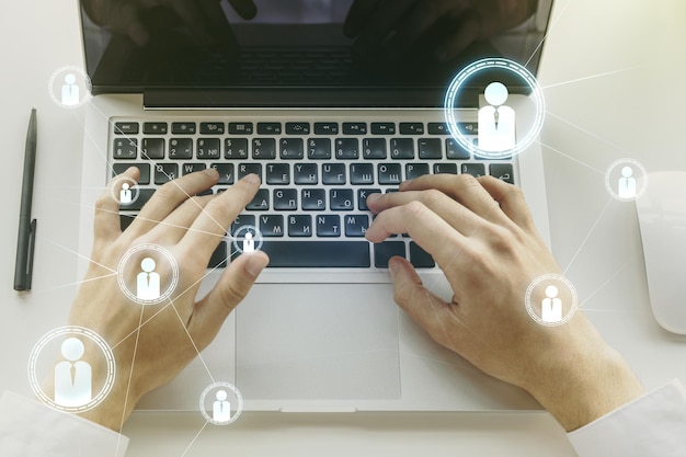 Concepto de medios de redes sociales con manos escribiendo en el teclado de la computadora en doble exposición de fondo