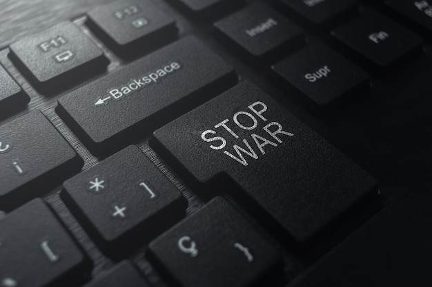 Concepto de mensaje DETENER LA GUERRA en el teclado Fondo negro del teclado de la computadora sin texto de guerra